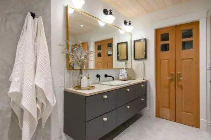 Powder Room Photo of 580 Ioco Road, Port Moody, BC