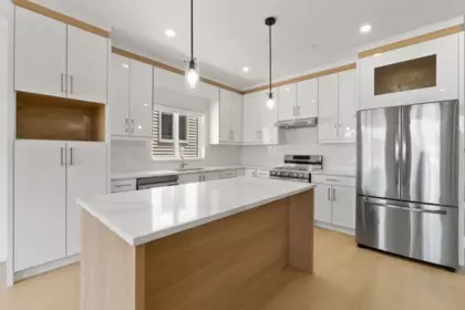 Kitchen Island Photo of 32539 HIGGINBOTTOM COURT, Mission BC V2V 2T7