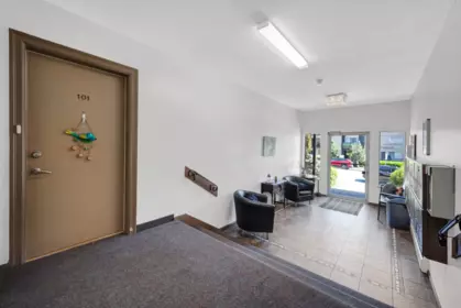 Entry Foyer Photo of 101 611 Blackford Street, New Westminster, BC