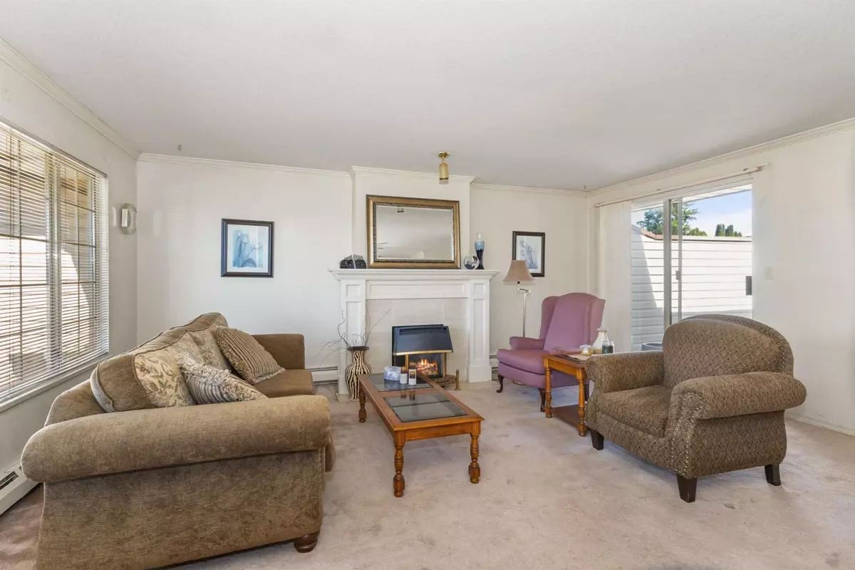 Dining Area Photo of 36 32659 George Ferguson Way, Abbotsford, BC