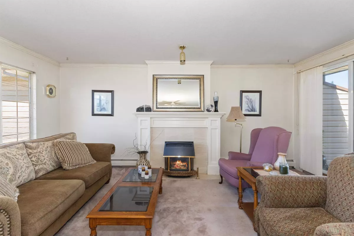 Living Room Photo of 36 32659 George Ferguson Way, Abbotsford, BC