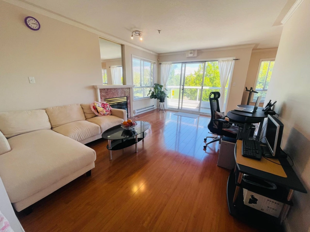 Living Room Photo of 302 2288 Newport Avenue, Vancouver, BC