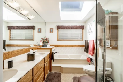 Hallway Photo of 10675 Glenwood Crescent, Surrey, BC
