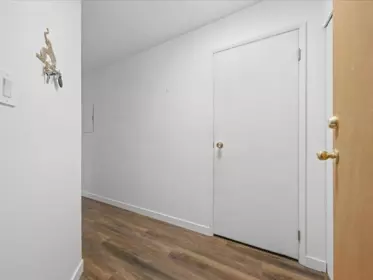 Entry Foyer Photo of 105 32033 Old Yale Road, Abbotsford, BC