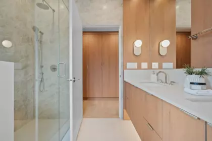 Entry Foyer Photo of 2 2211 William Street, Vancouver, BC