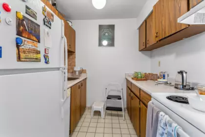 Kitchen Island Photo of 403 2119 Bellevue Avenue, West Vancouver, BC