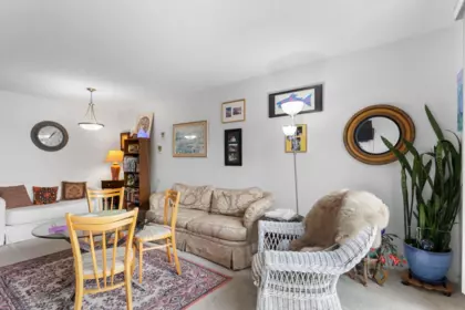 Kitchen Photo of 403 2119 Bellevue Avenue, West Vancouver, BC