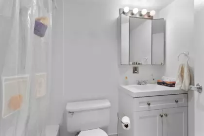 Walk-In Closet Photo of 403 2119 Bellevue Avenue, West Vancouver, BC
