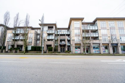 Front Yard Photo of 419 55 Eighth Avenue, New Westminster, BC