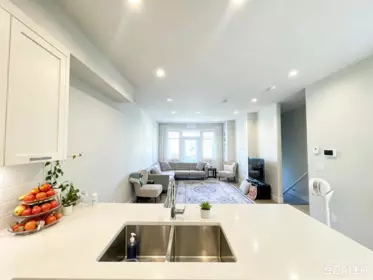 Kitchen Island Photo of 36 189 Wood Street, New Westminster, BC