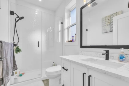Primary Bathroom Photo of 17284 61a Avenue, Surrey, BC