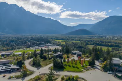 Breakfast Nook Photo of 1705 Wishbone Court, Pemberton, BC