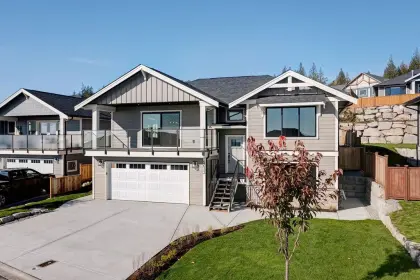 5633 Kingbird Crescent, Sechelt, BC, Sechelt — Single Family Residence for sale