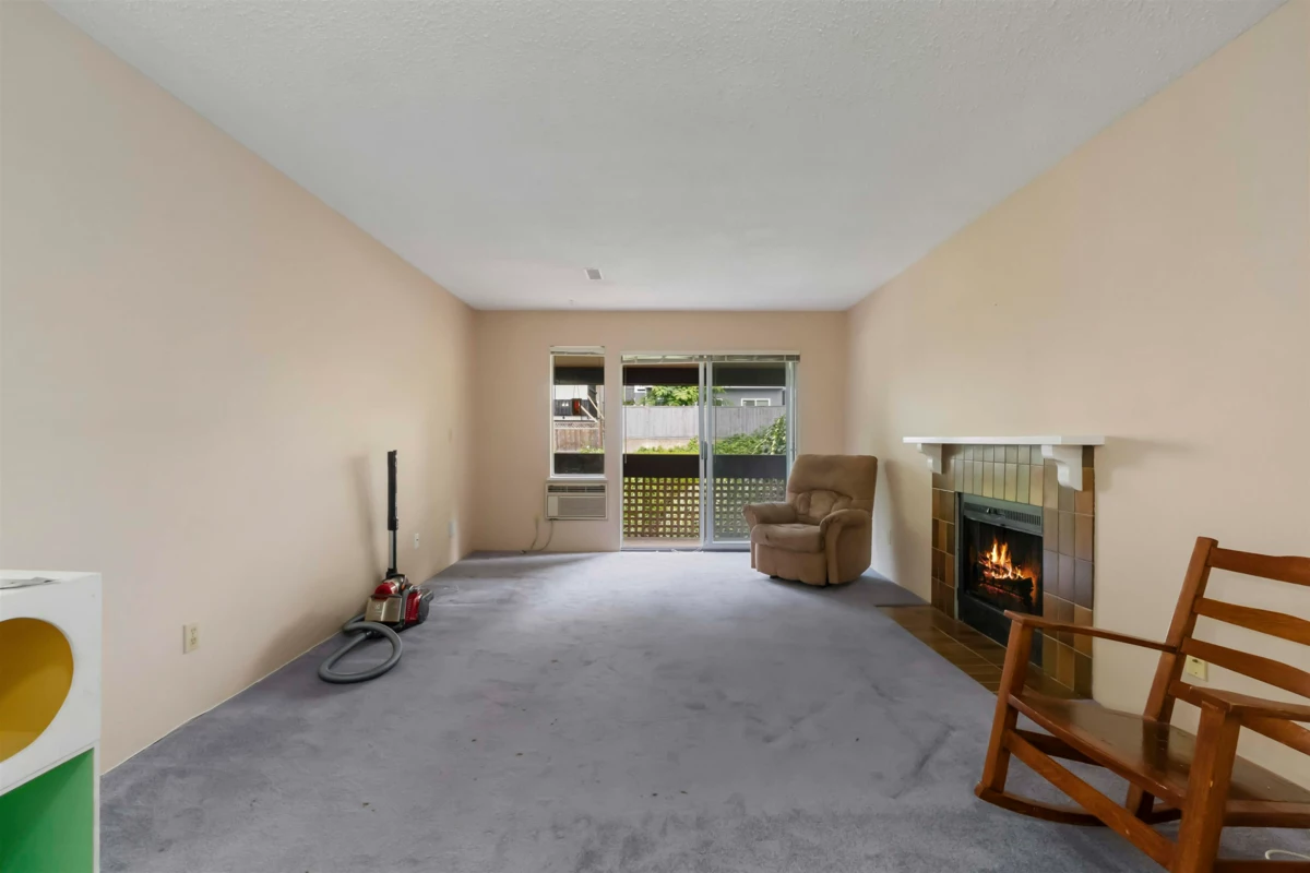 Kitchen Island Photo of 1121 34909 Old Yale Road, Abbotsford, BC