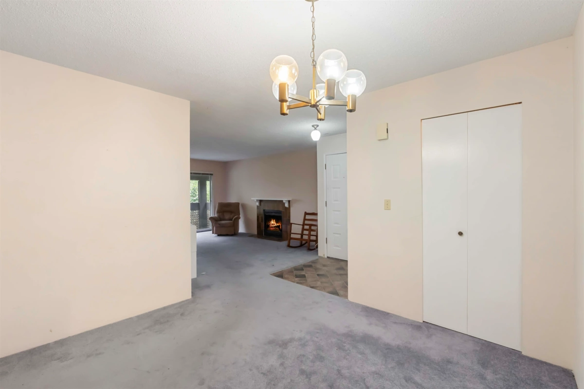 Primary Bathroom Photo of 1121 34909 Old Yale Road, Abbotsford, BC