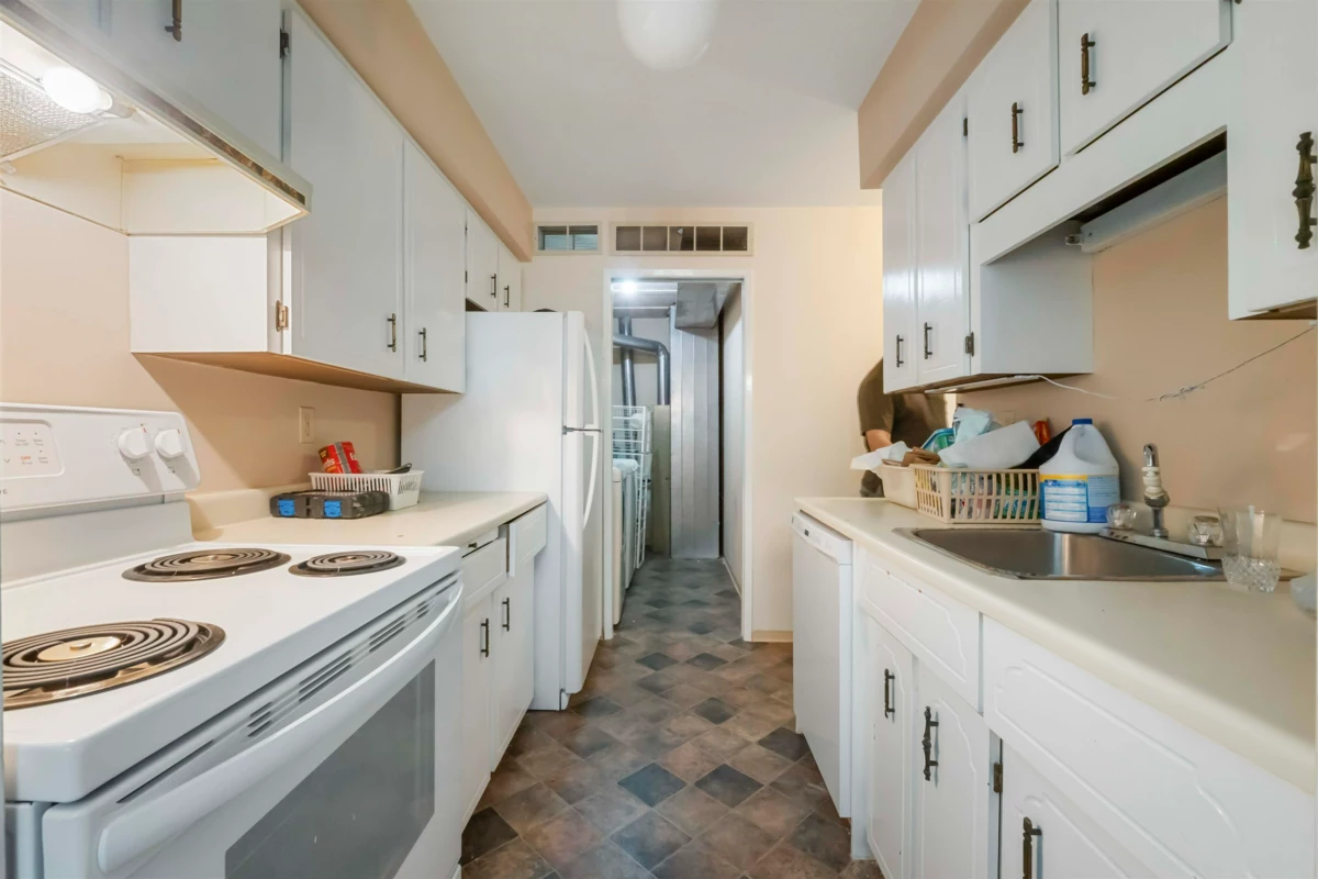 Walk-In Closet Photo of 1121 34909 Old Yale Road, Abbotsford, BC