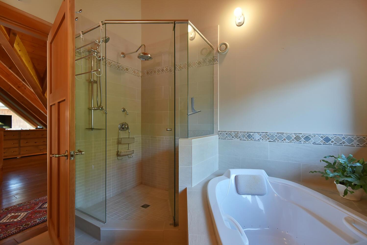 Entry Foyer Photo of 667 Franklin Road, Gibsons, BC