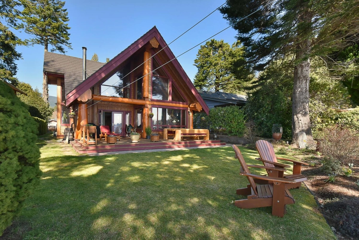 Family Room Photo of 667 Franklin Road, Gibsons, BC