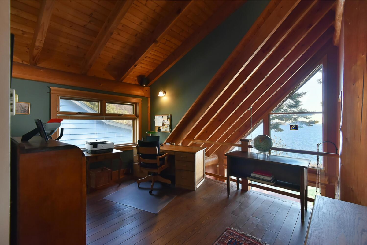 Hallway Photo of 667 Franklin Road, Gibsons, BC