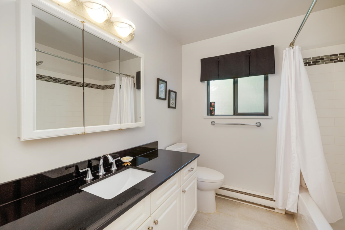 Basement Recreation Room Photo of 242 Spinnaker Drive, Mayne Island, BC