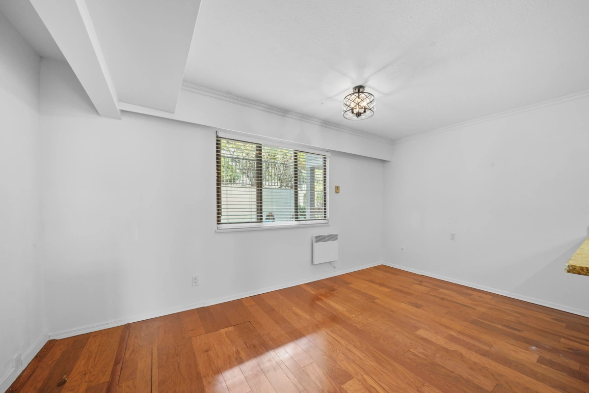 Kitchen Photo of 6 2206 Folkestone Way, West Vancouver, BC