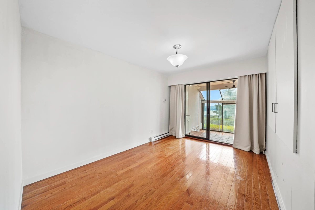 Primary Bathroom Photo of 6 2206 Folkestone Way, West Vancouver, BC