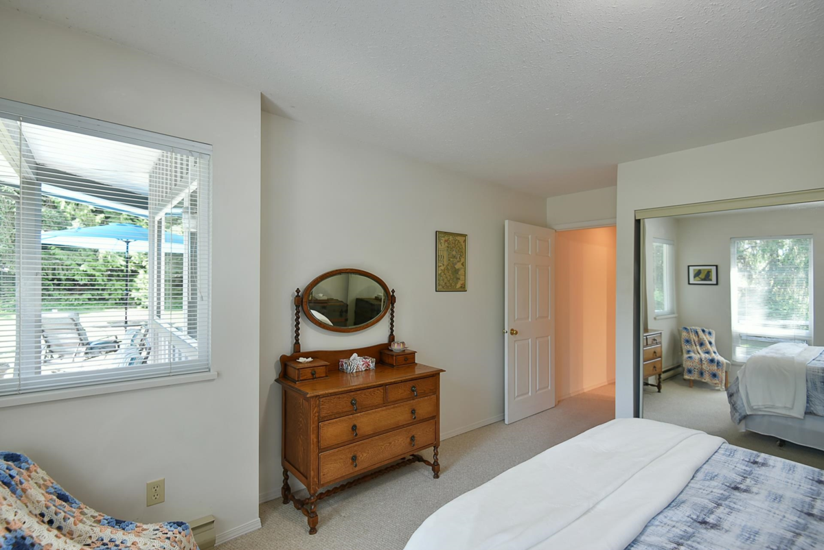 Breakfast Nook Photo of 11 5761 Wharf Avenue, Sechelt, BC