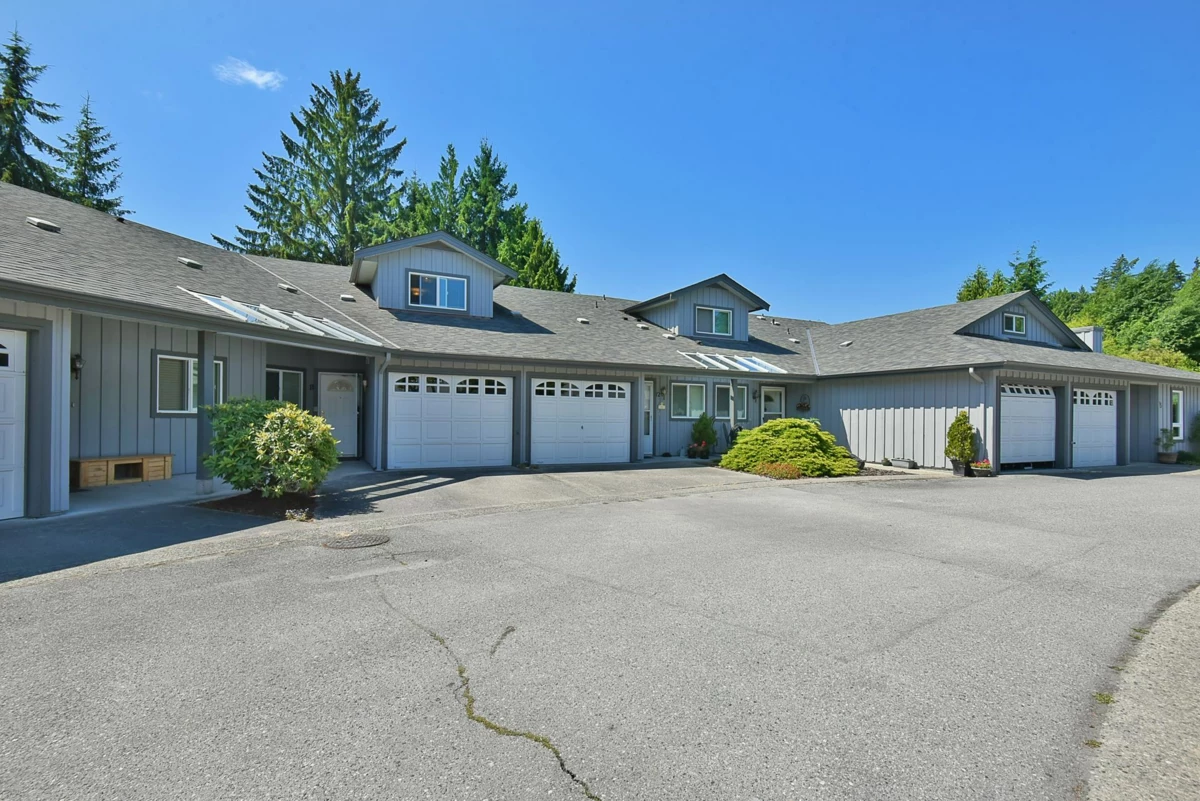 Entry Foyer Photo of 11 5761 Wharf Avenue, Sechelt, BC