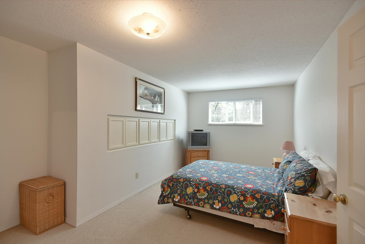 Guest Bathroom Photo of 11 5761 Wharf Avenue, Sechelt, BC