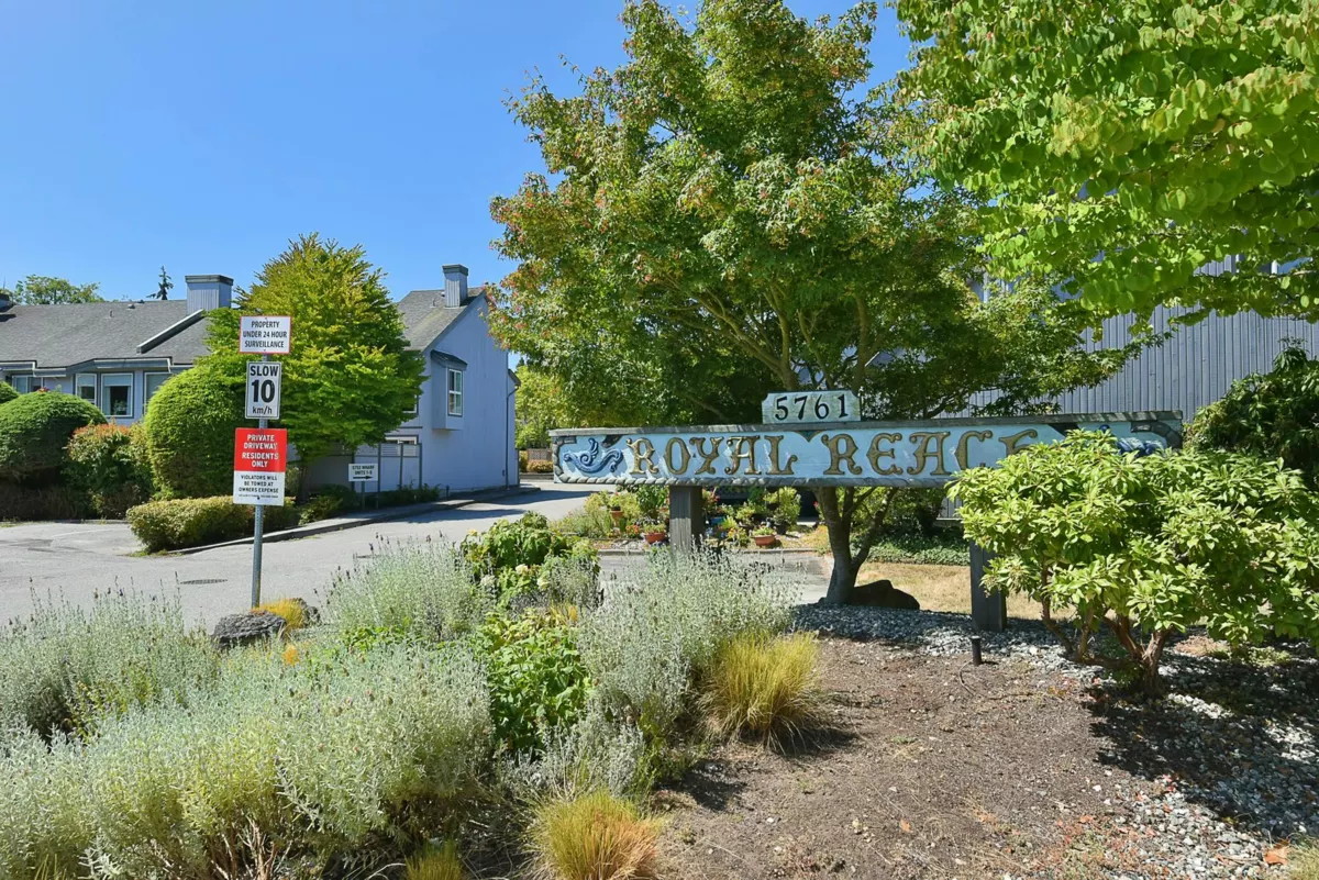 Hallway Photo of 11 5761 Wharf Avenue, Sechelt, BC