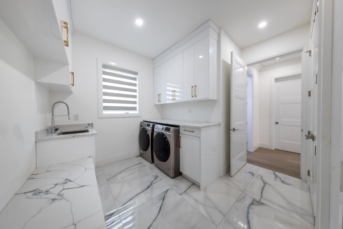 Guest Bathroom Photo of 3560 Highland Boulevard, North Vancouver, BC