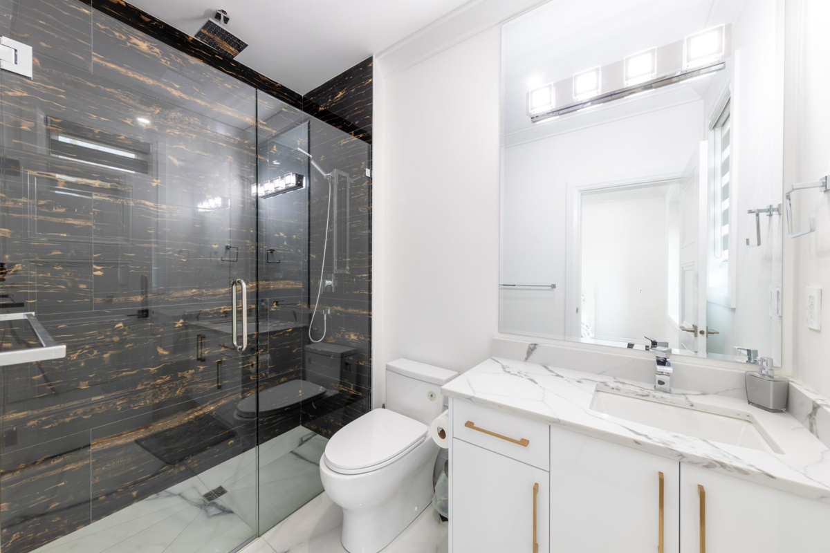 Hallway Photo of 3560 Highland Boulevard, North Vancouver, BC