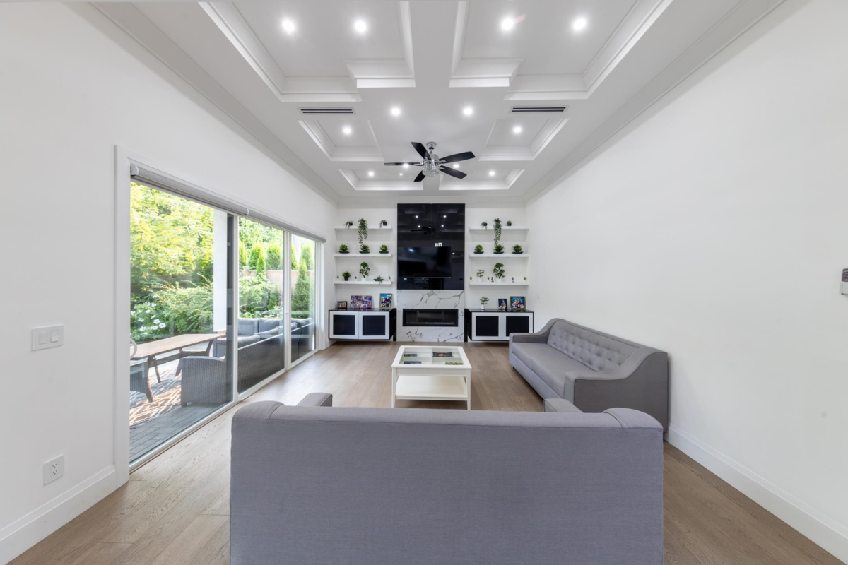 Kitchen Island Photo of 3560 Highland Boulevard, North Vancouver, BC