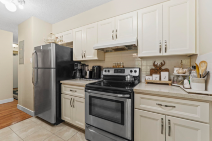 401 9521 Cardston Court, Burnaby, BC, Burnaby — Apartment/Condo for sale