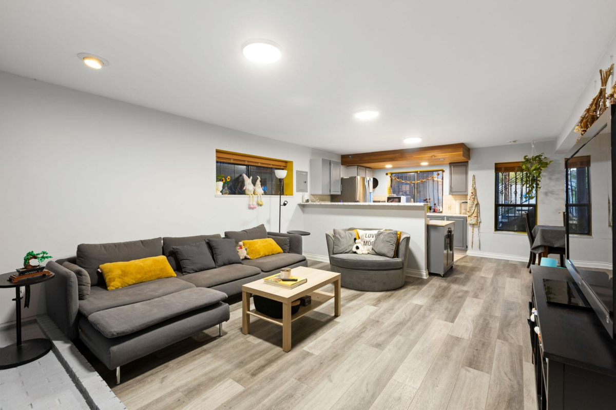 Mudroom Photo of 732 Rochester Avenue, Coquitlam, BC