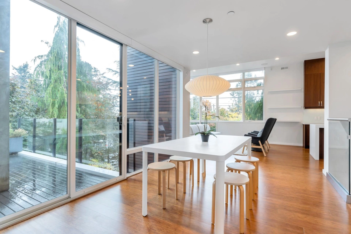 Dining Area Photo of 15611 Columbia Avenue, White Rock, BC