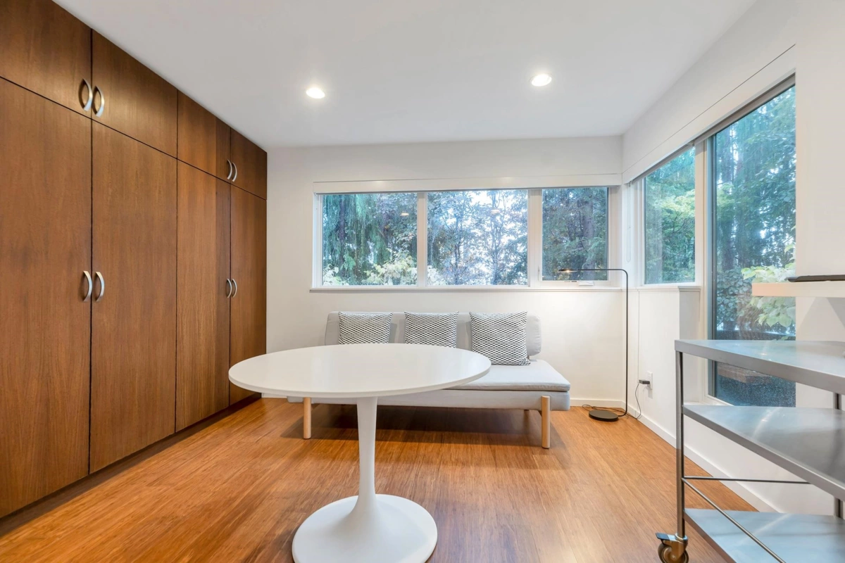 Family Room Photo of 15611 Columbia Avenue, White Rock, BC