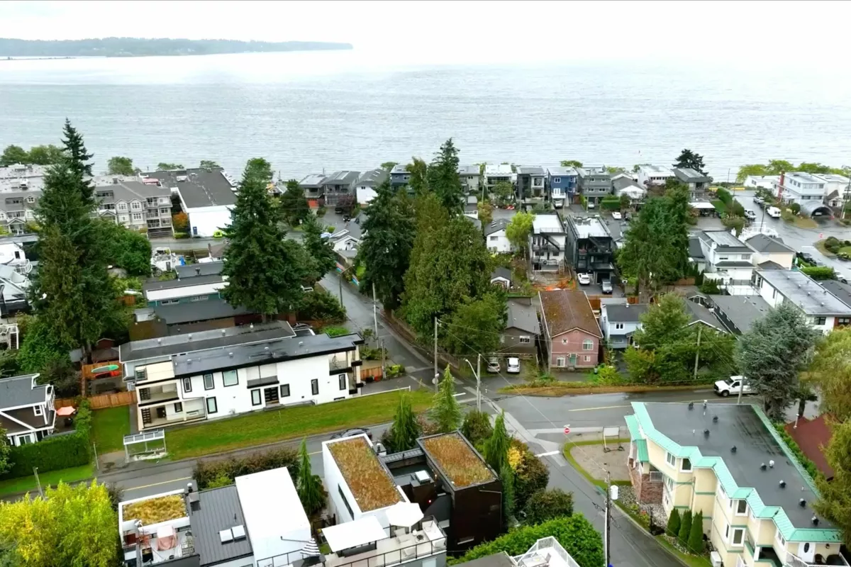 Guest Bathroom Photo of 15611 Columbia Avenue, White Rock, BC