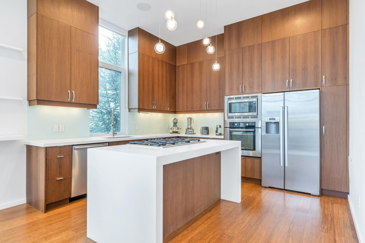 Kitchen Island Photo of 15611 Columbia Avenue, White Rock, BC