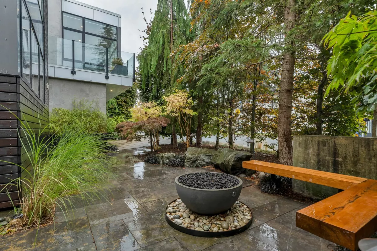 Primary Bathroom Photo of 15611 Columbia Avenue, White Rock, BC