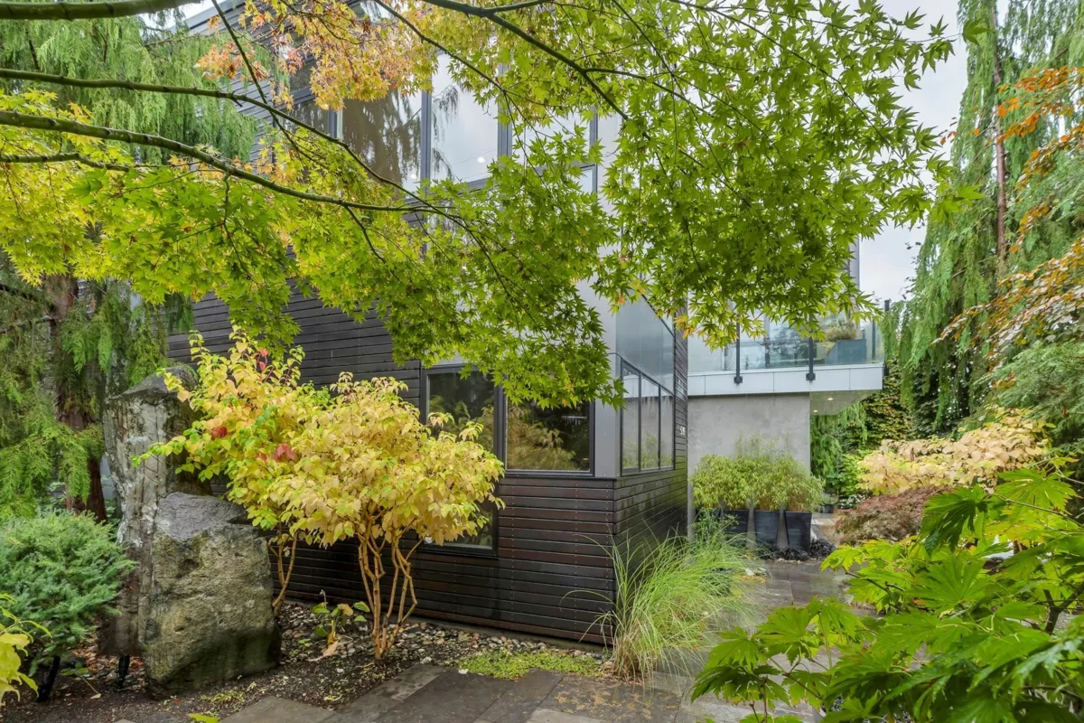 Walk-In Closet Photo of 15611 Columbia Avenue, White Rock, BC