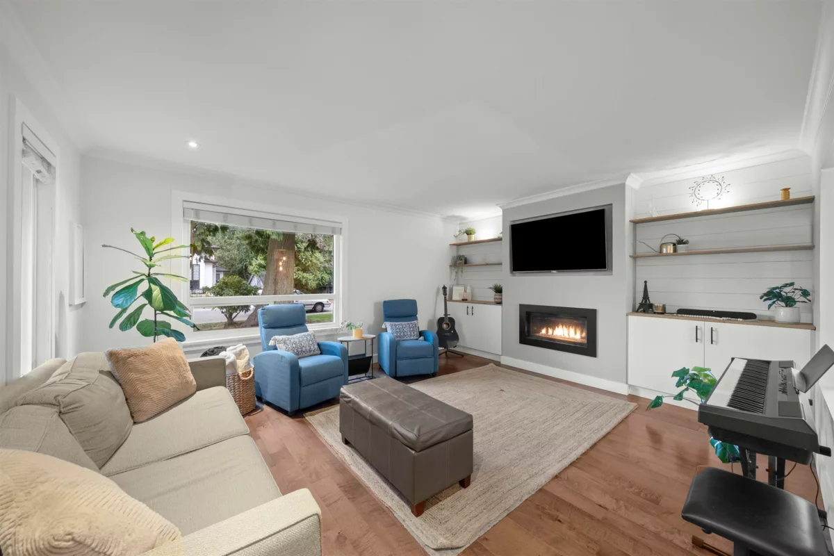 Living Room Photo of 13507 15 Avenue, Surrey, BC