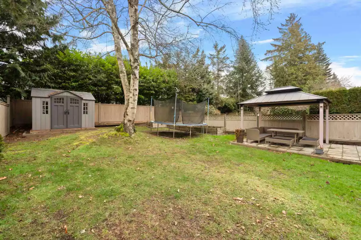 Staircase Photo of 13507 15 Avenue, Surrey, BC