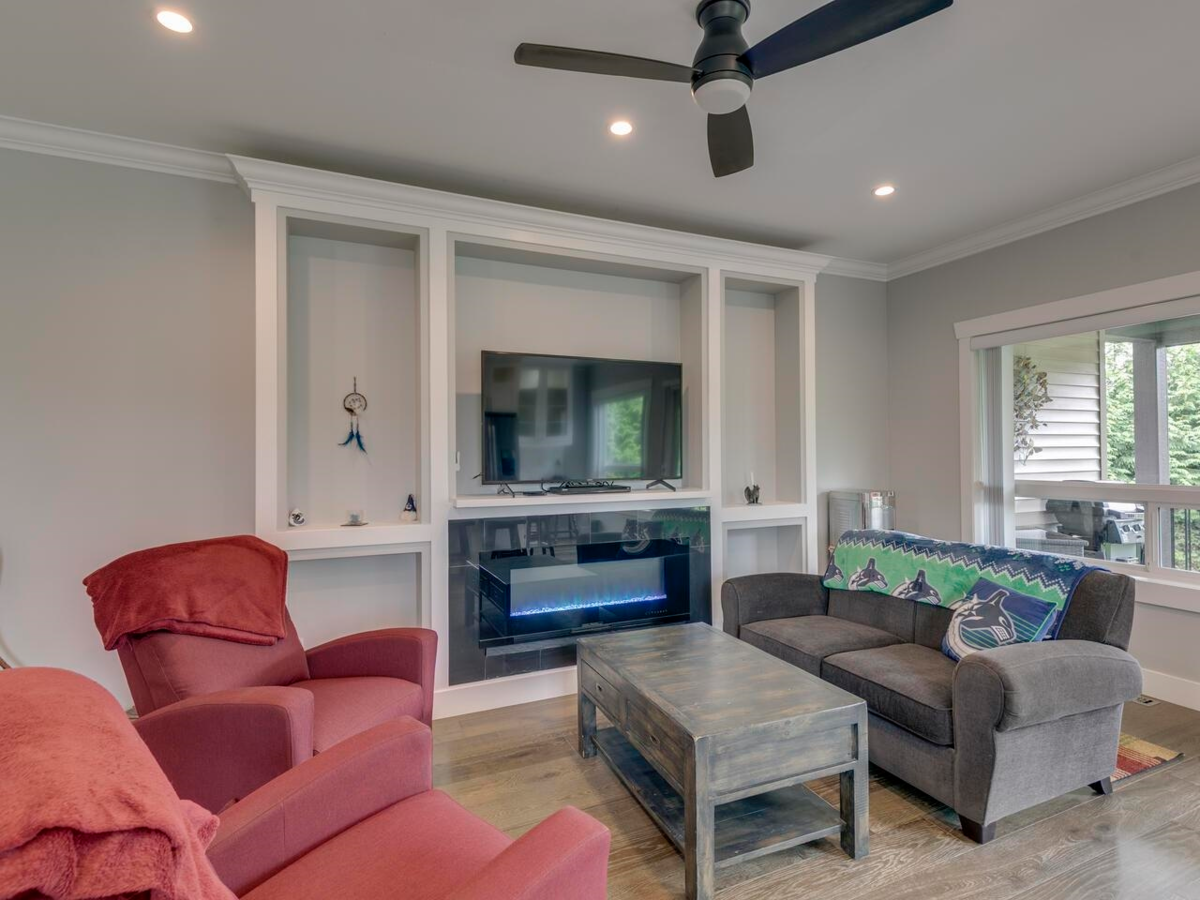Guest Bathroom Photo of 8231 Tanaka Terrace, Mission, BC