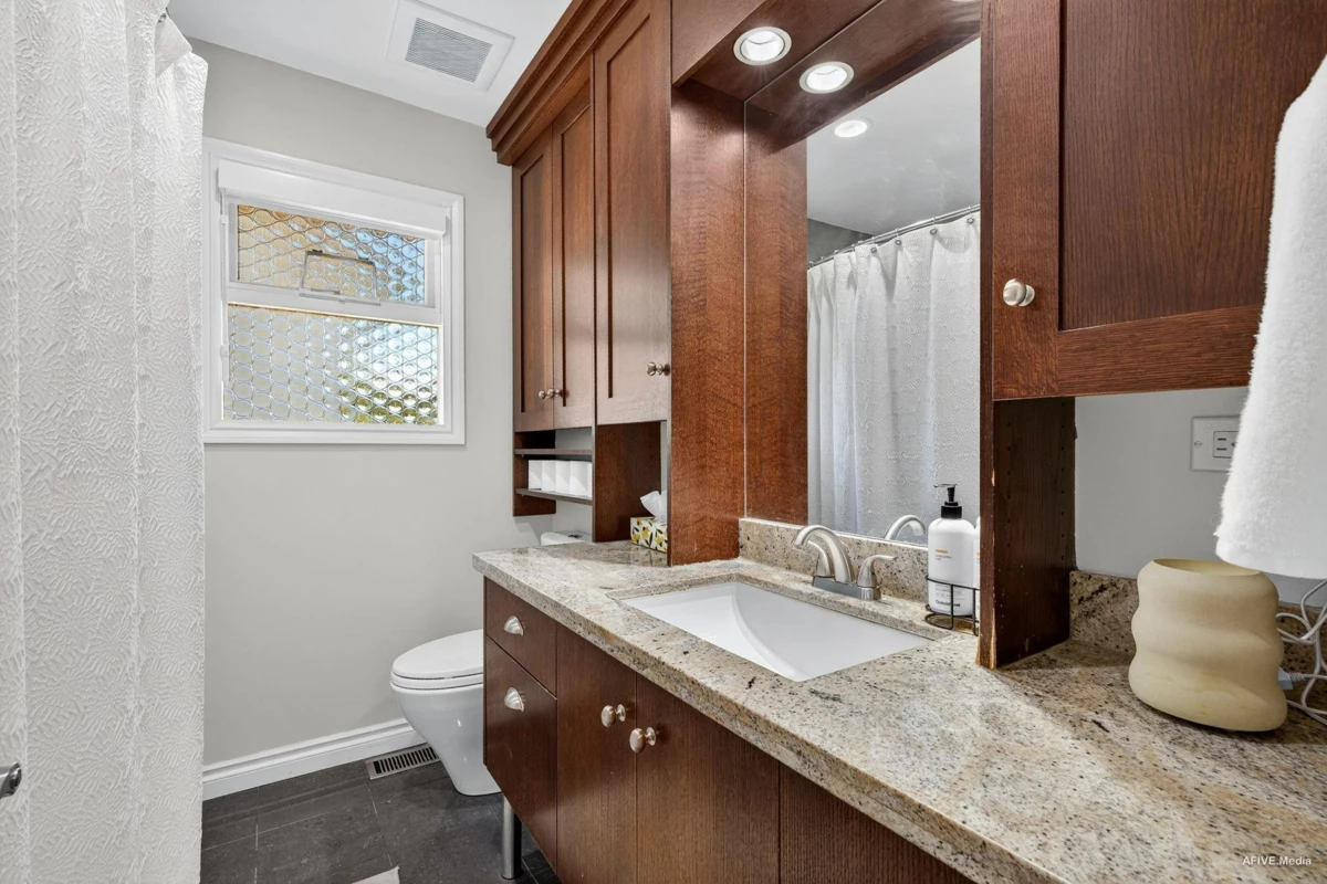 Entry Foyer Photo of 3380 Glasgow Street, Port Coquitlam, BC