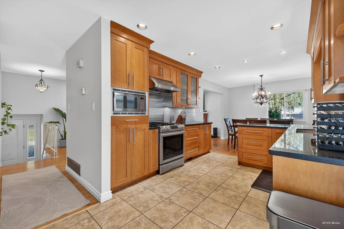 Guest Bathroom Photo of 3380 Glasgow Street, Port Coquitlam, BC