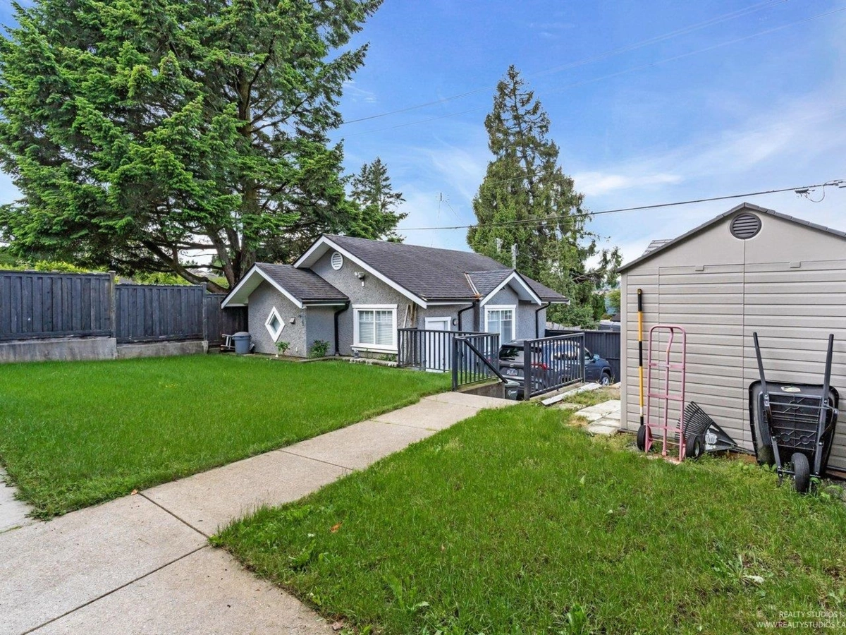 Garden / Landscaping Photo of 7227 Barnet Road, Burnaby, BC