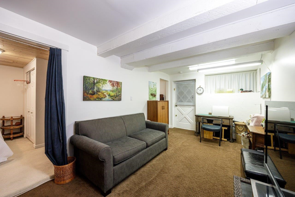 Hallway Photo of 1061 Gladwin Drive, North Vancouver, BC