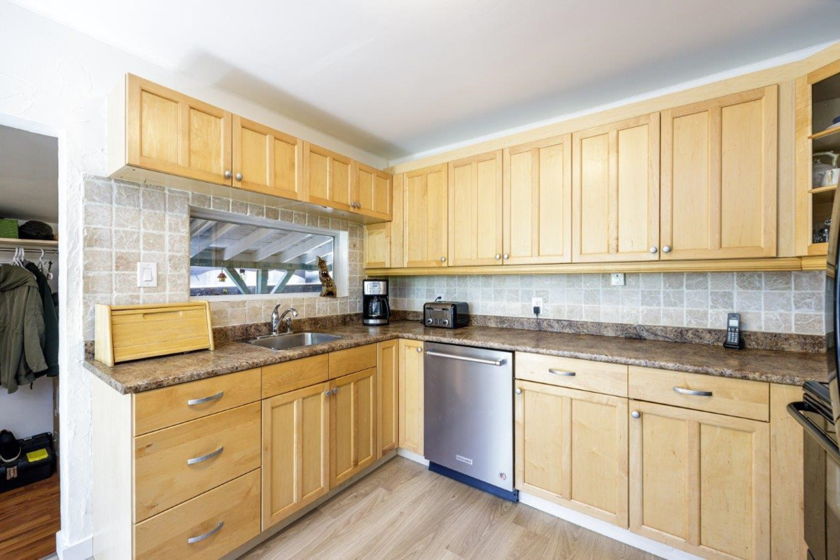 Kitchen Island Photo of 1061 Gladwin Drive, North Vancouver, BC