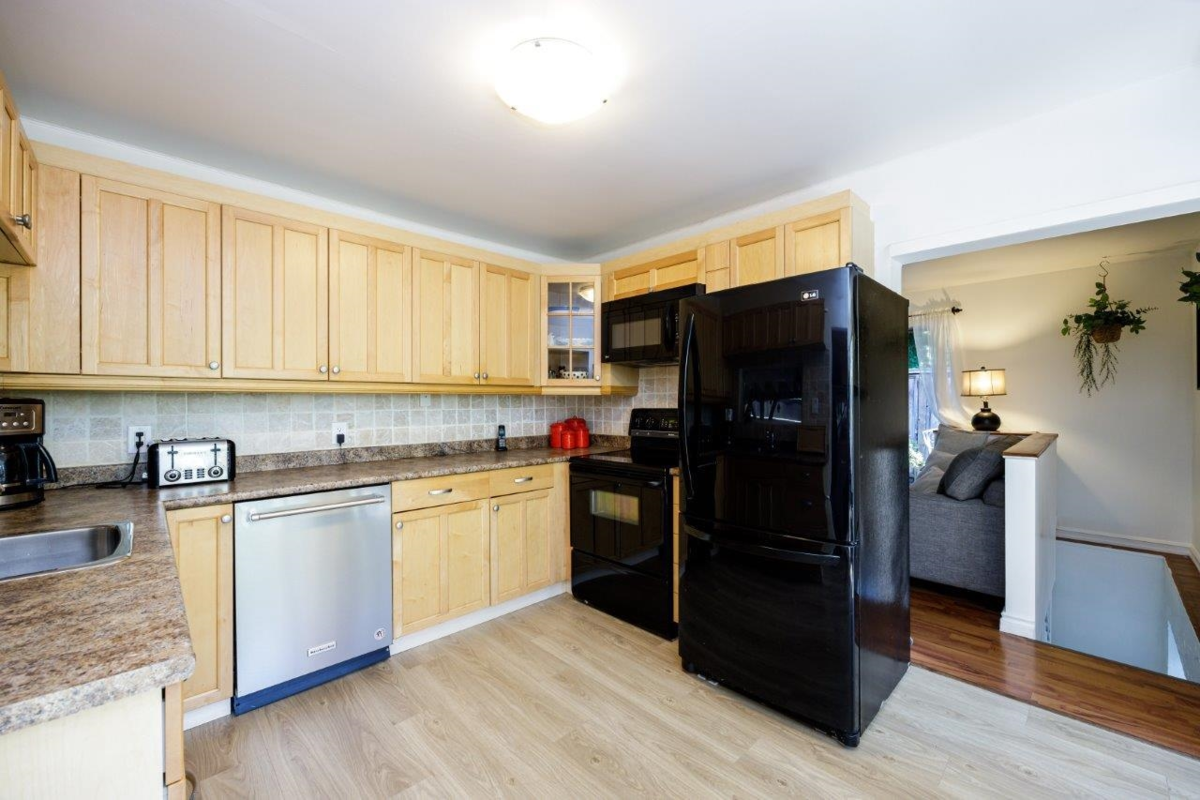 Kitchen Photo of 1061 Gladwin Drive, North Vancouver, BC